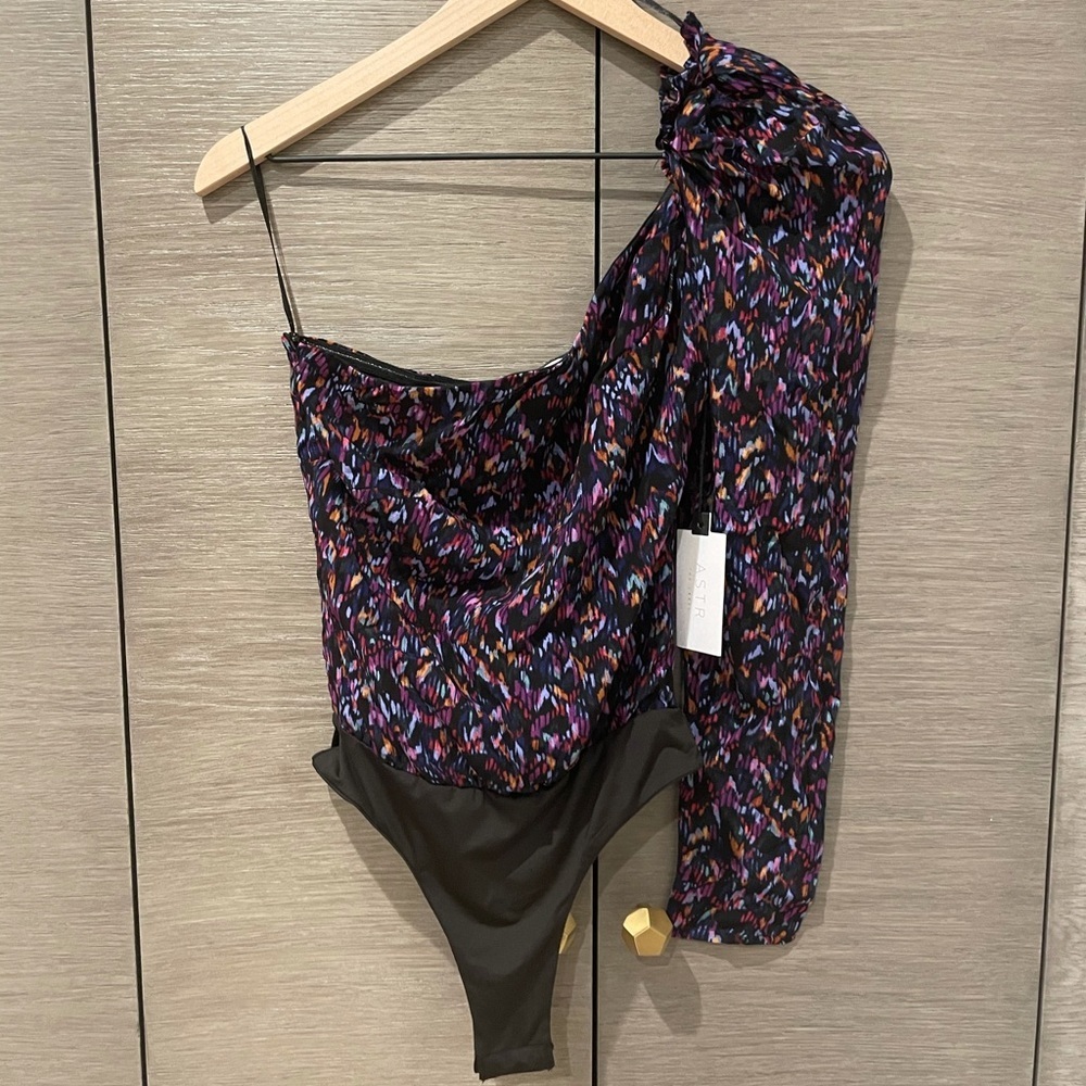 ASTR one shoulder floral body suit - Picture 3 of 7